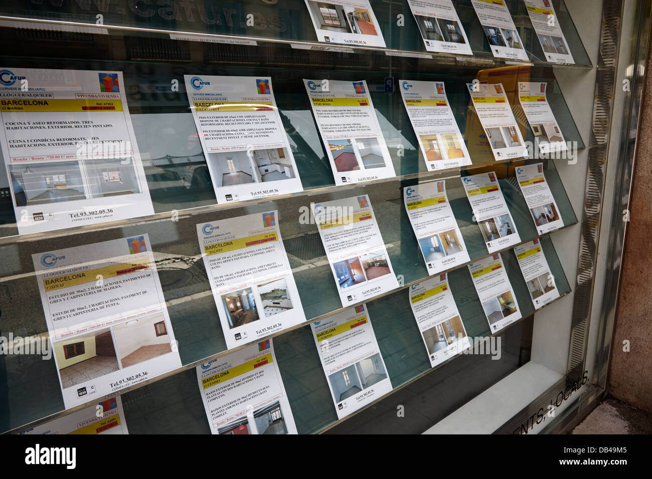 Appartements et maisons à louer dans la fenêtre d'une agence immobilière à Barcelone Catalogne Espagne Banque D'Images