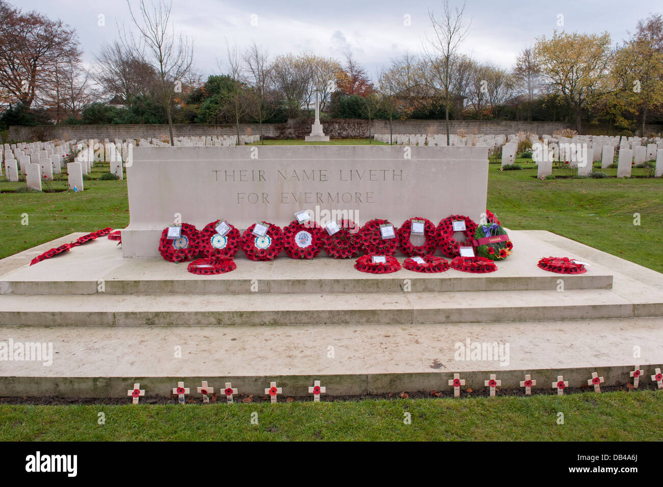 Rangées de tombes de guerre & coquelicot rouge circulaire sur des couronnes de pierre du Souvenir après cérémonie - Cimetière de Stonefall, Harrogate, North Yorkshire, Angleterre, Royaume-Uni. Banque D'Images