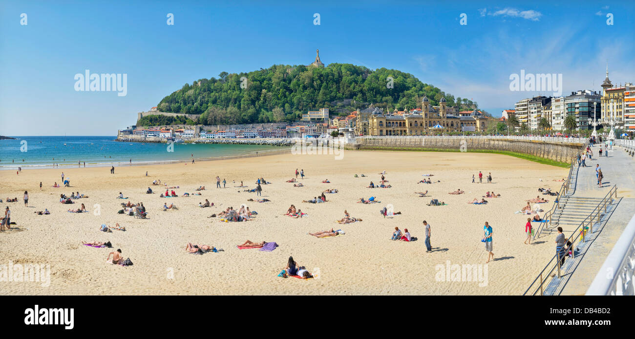 Plage de la Concha et Monte Urgull au matin de printemps ; San Sebastian - Donostia, Gipuzkoa, Espagne Banque D'Images