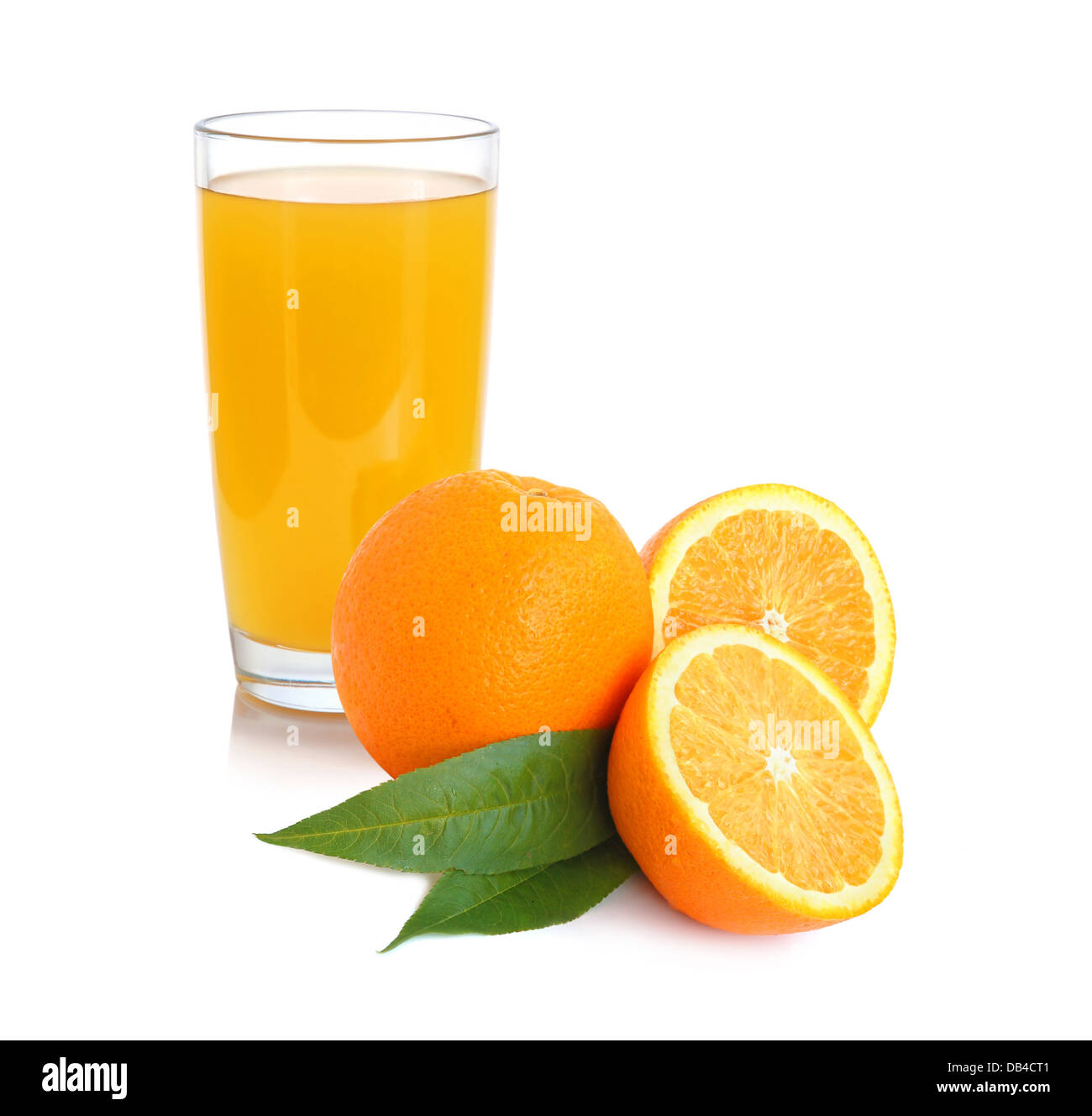 Verre de jus d'orange et des oranges avec des feuilles sur fond blanc Banque D'Images
