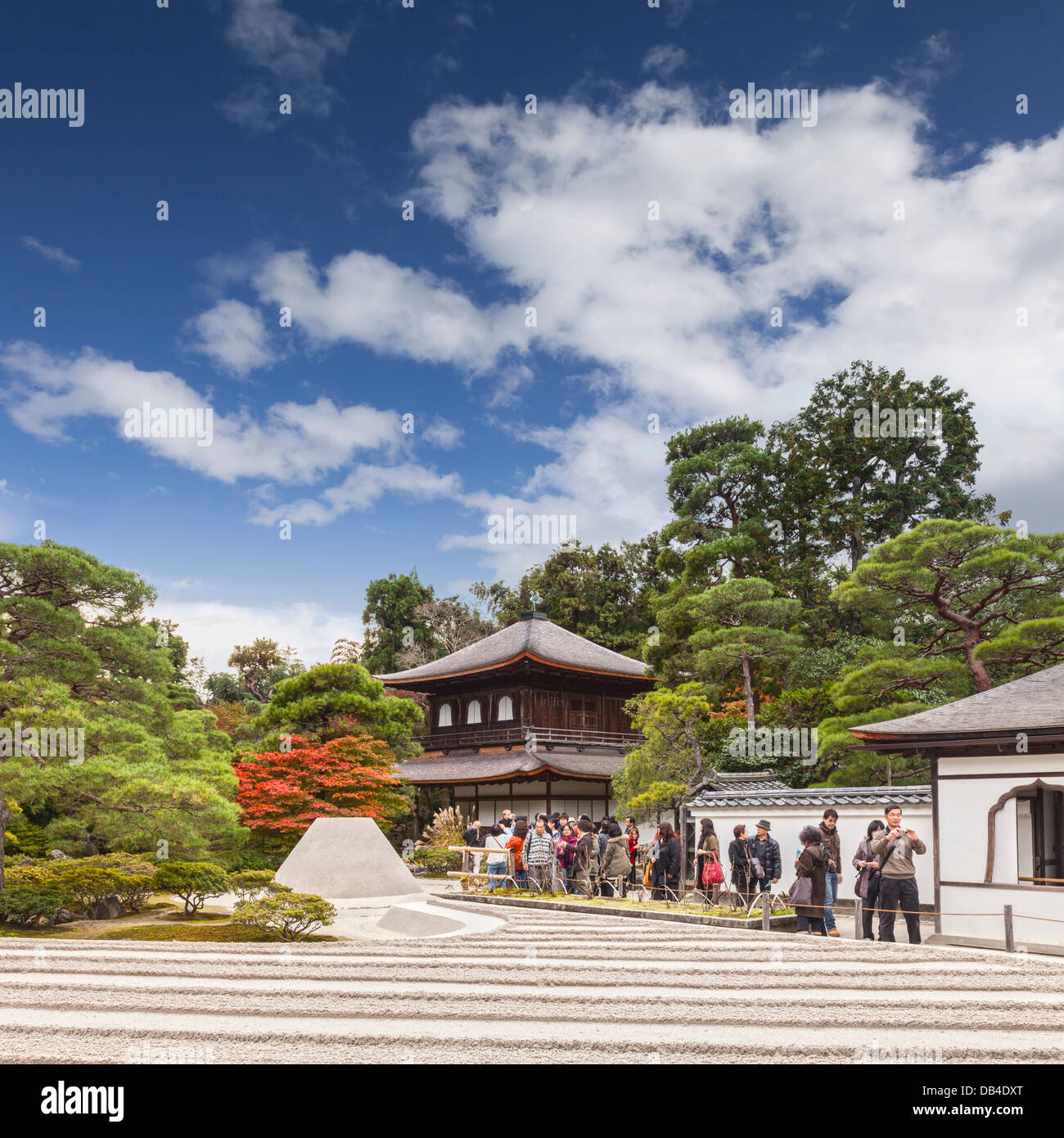 Le pavillon de l'argent du temple de Ginkaku-ji ou Jisho-ji à Kyoto, vu à l'automne. Ce temple bouddhiste Zen est un remarquable... Banque D'Images