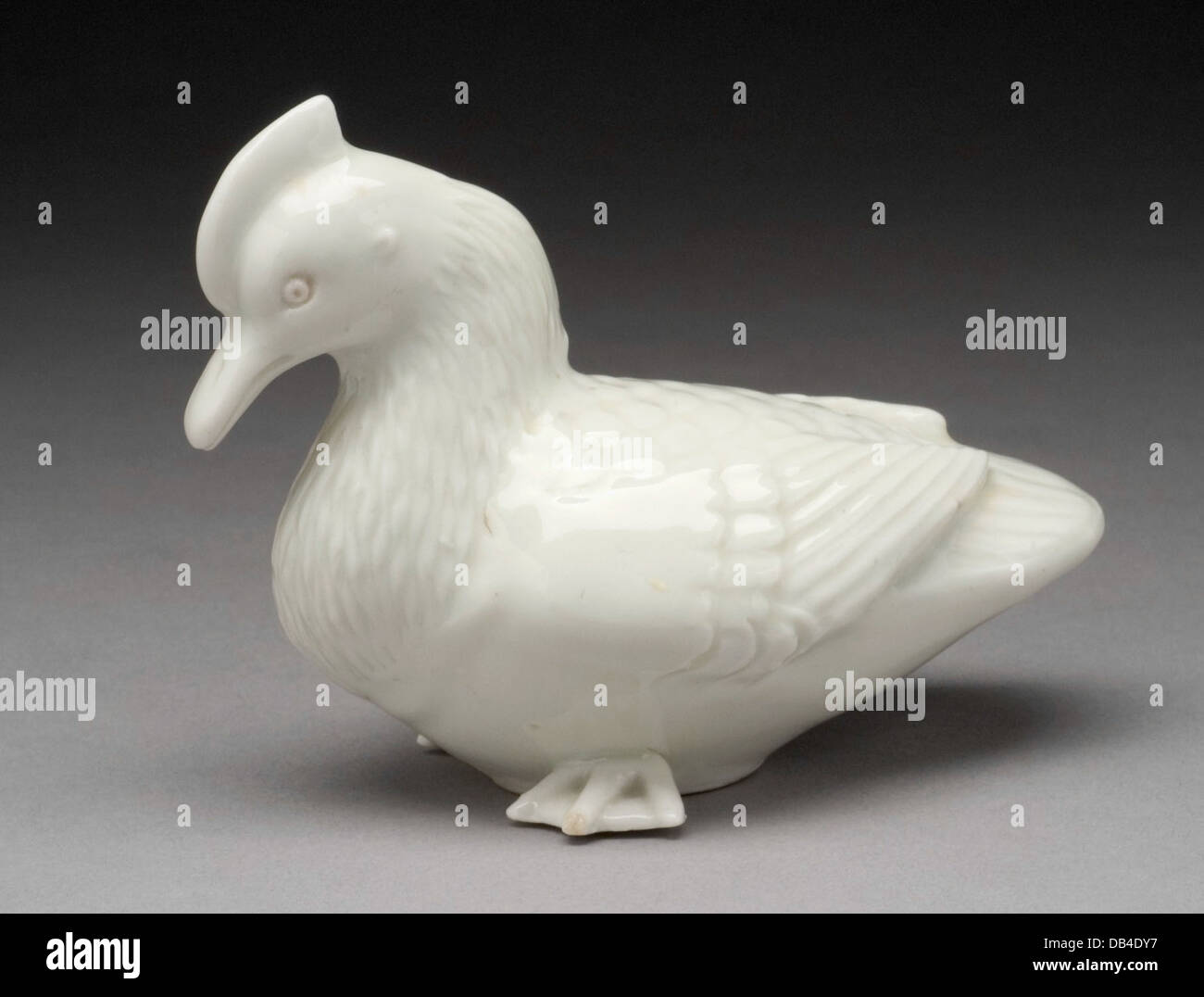 Cet okimono, une sculpture ornementale japonaise, représente un canard à crête, mettant en valeur l'art et le souci du détail caractéristiques de l'artisanat japonais. Banque D'Images
