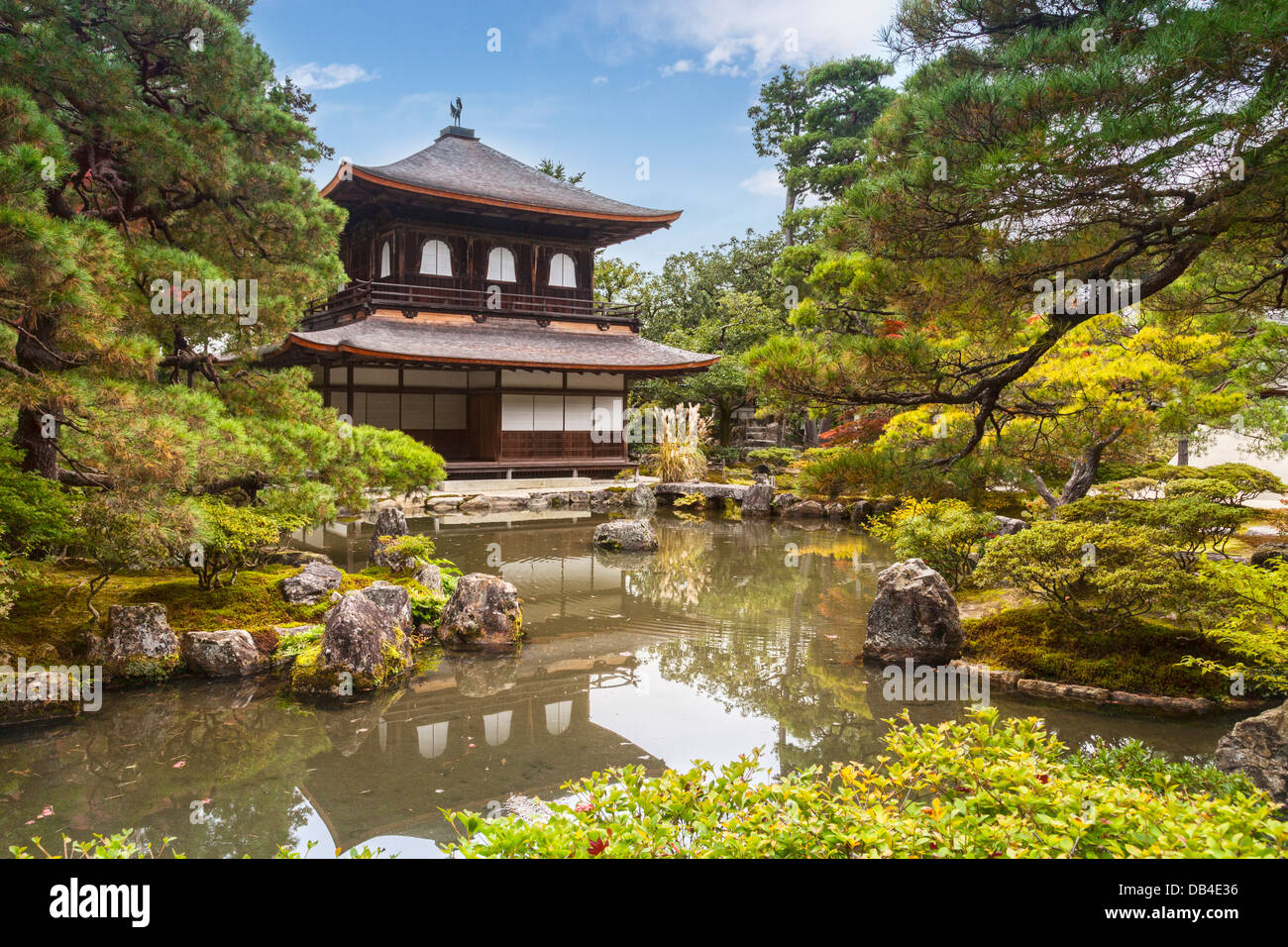 Le pavillon de l'argent du temple de Ginkaku-ji ou Jisho-ji à Kyoto, vu à l'automne. Ce temple bouddhiste Zen est un remarquable... Banque D'Images