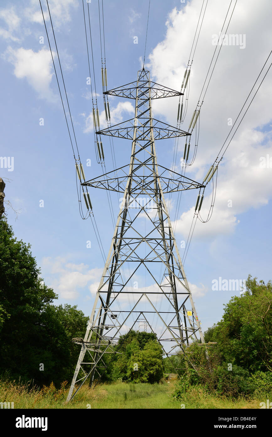 Pylône de l'électricité, Moor Lane, Chessington, quartier royal de Kingston upon Thames, Greater London, Angleterre, Royaume-Uni Banque D'Images