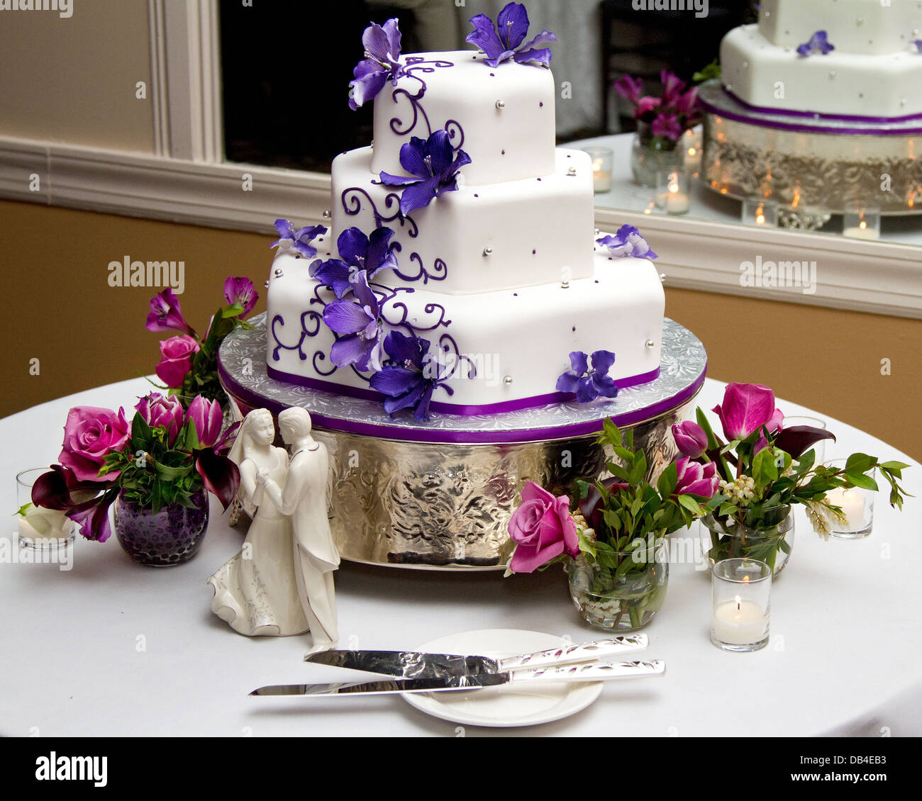 Gâteau de mariage à l'écran avant d'être coupés. Banque D'Images