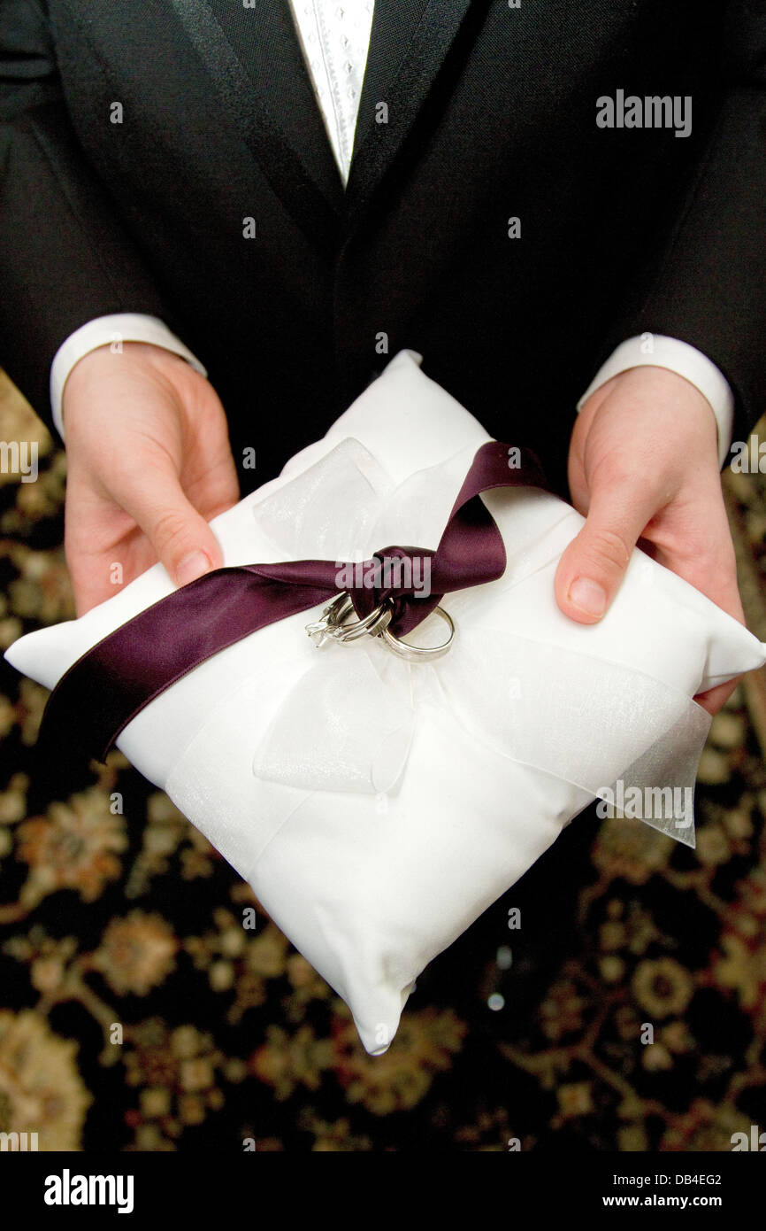 Les anneaux de mariage tenue par porteur d'anneau Photo Stock - Alamy
