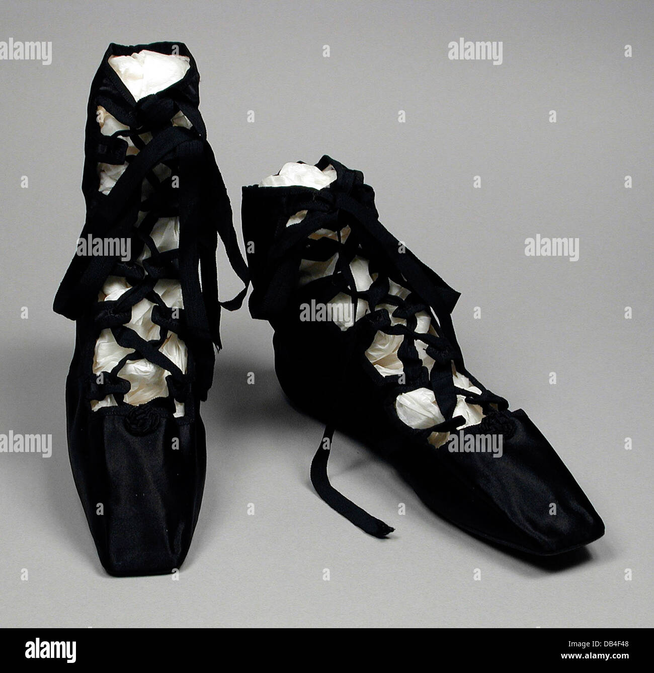 Cette paire de sandales grecques, conservées dans un sac à chaussures, représente des chaussures anciennes et offre un aperçu des tendances de la mode classique et de leur pertinence culturelle en Grèce. Banque D'Images