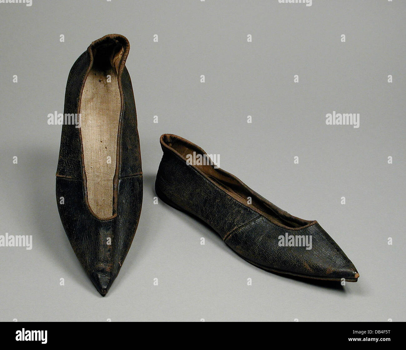 Une paire de pantoufles brodées d'une période inconnue, avec broderie de coton complexe et dentelle de bobine. Faisant partie de la collection LACMA, ces pantoufles représentent la signification culturelle de la chaussure dans des contextes historiques. Banque D'Images