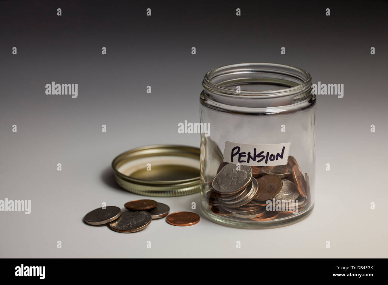 Pot en verre de pièces enregistrées pour pension - USA Banque D'Images