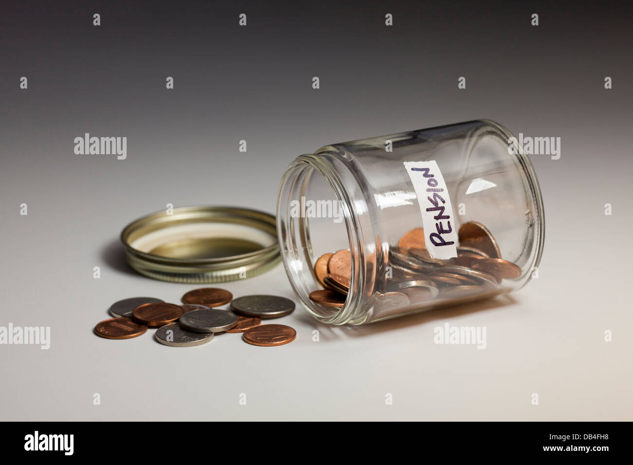 Pot en verre renversé de pièces enregistrées pour pension - USA Banque D'Images