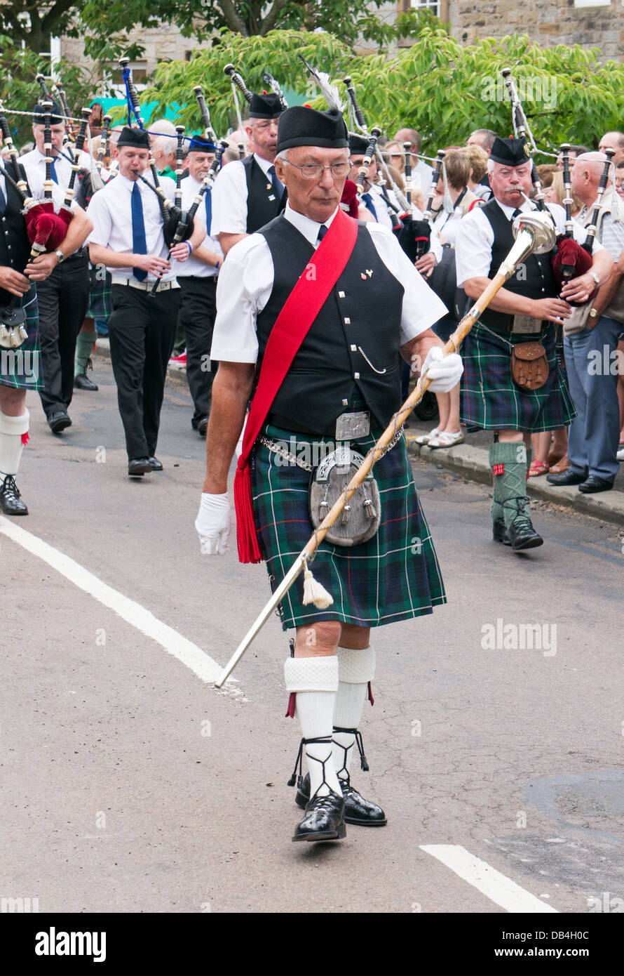 Highland Rothbury cornemuses défilent à travers la ville, Festival de musique traditionnelle, dans le nord de l'Angleterre, Royaume-Uni Banque D'Images