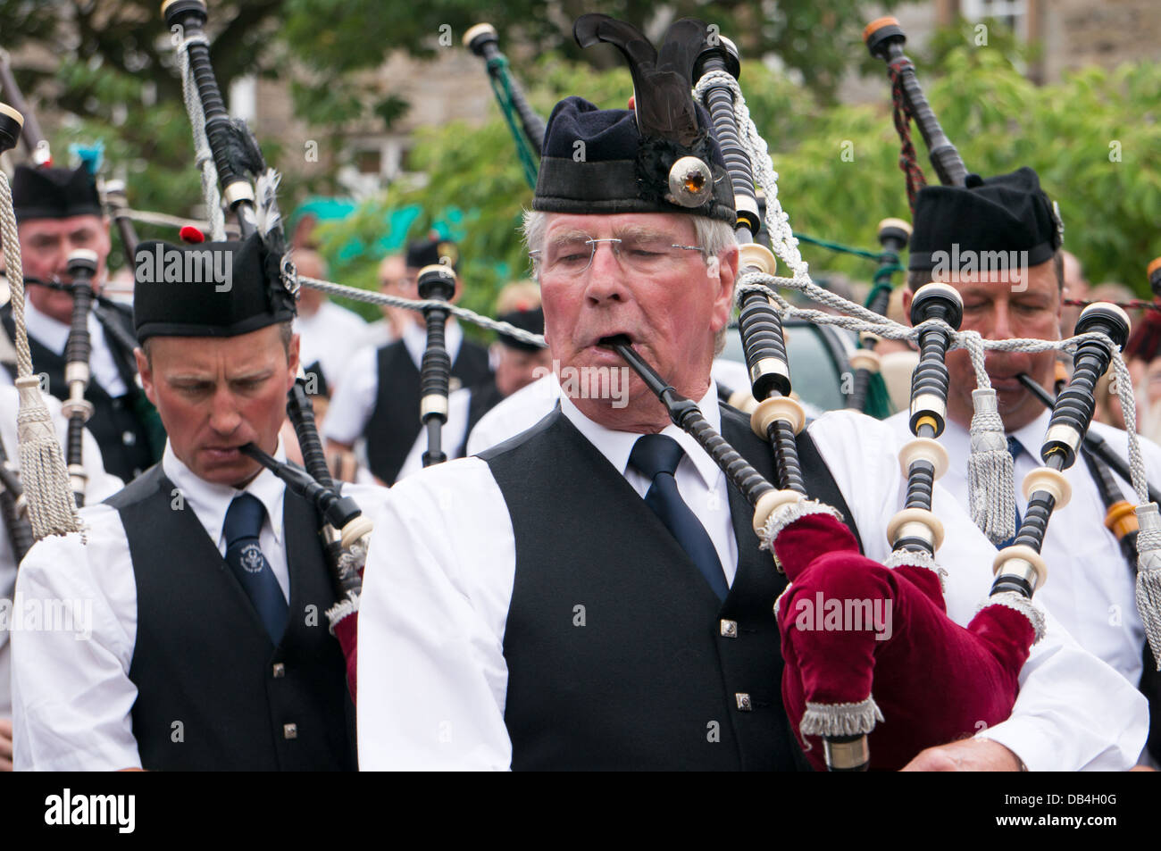 Pipers jouer avec Rothbury Highland Pipe Band, Festival de musique traditionnelle, dans le nord de l'Angleterre, Royaume-Uni Banque D'Images