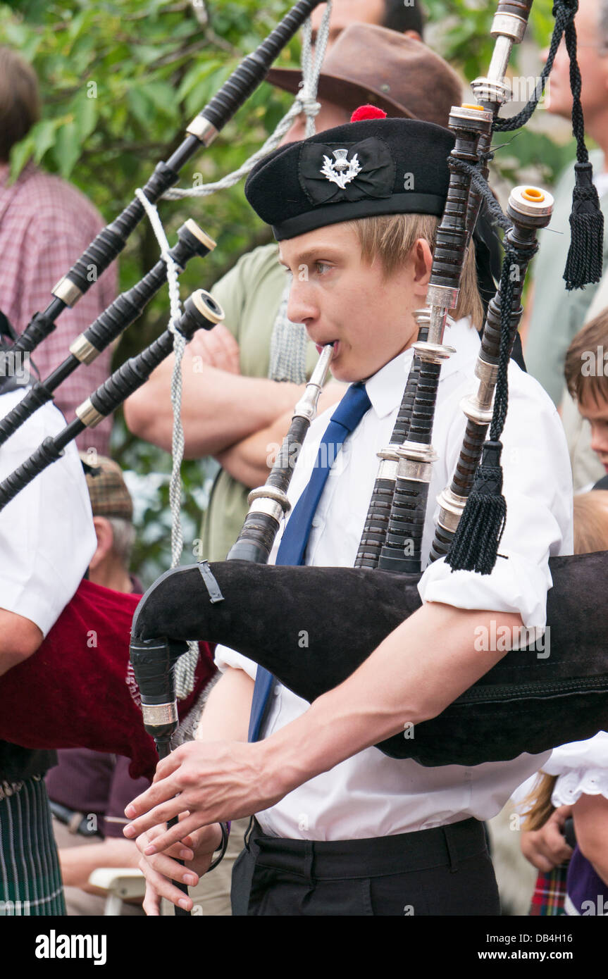 Les jeunes jouant avec piper Rothbury Highland Pipe Band, Festival de musique traditionnelle, dans le nord de l'Angleterre, Royaume-Uni Banque D'Images