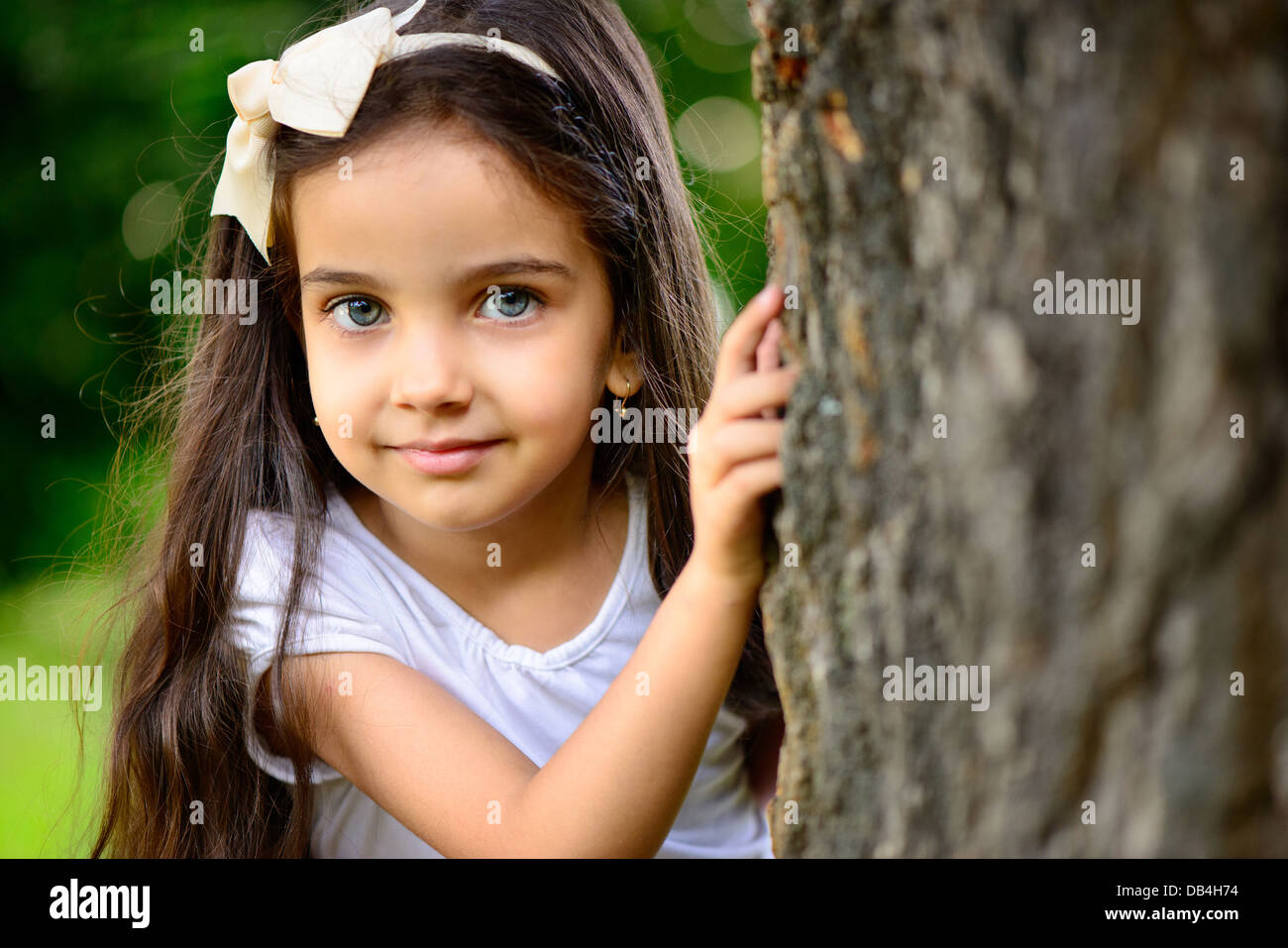 Portrait of Hispanic girl avec des yeux d'un bleu profond à sunny park Banque D'Images