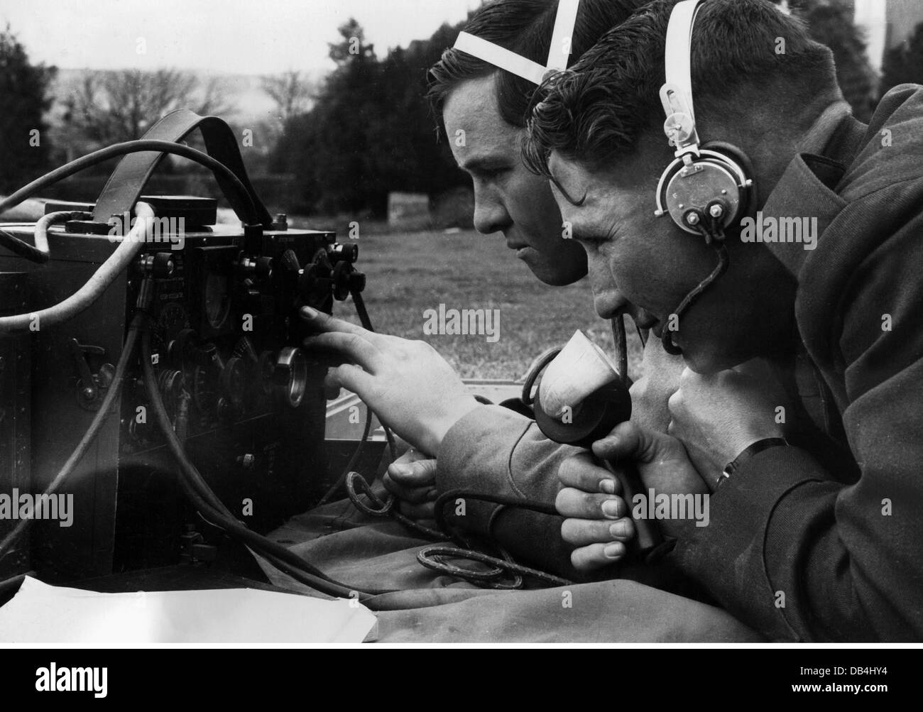 Militaire, Australie, Collège militaire royal, Duntroon, cadets pendant l'instruction avec un poste de radio de terrain, vers 1940, droits supplémentaires-Clearences-non disponible Banque D'Images