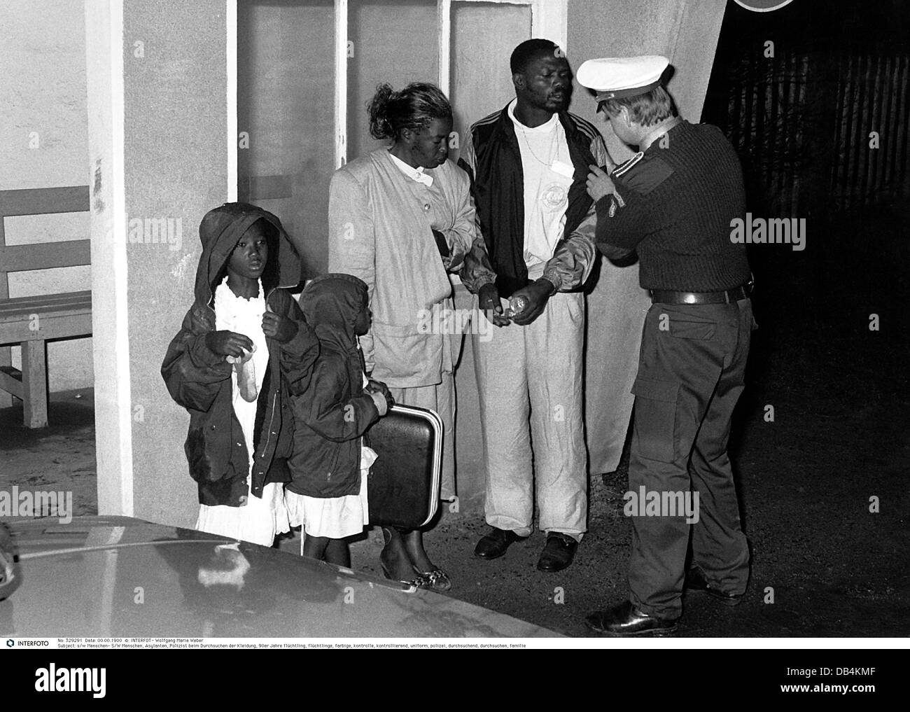 Personnes, demandeurs d'asile, policier vérifiant des vêtements, années 1990, , droits additionnels-Clearences-non disponibles Banque D'Images