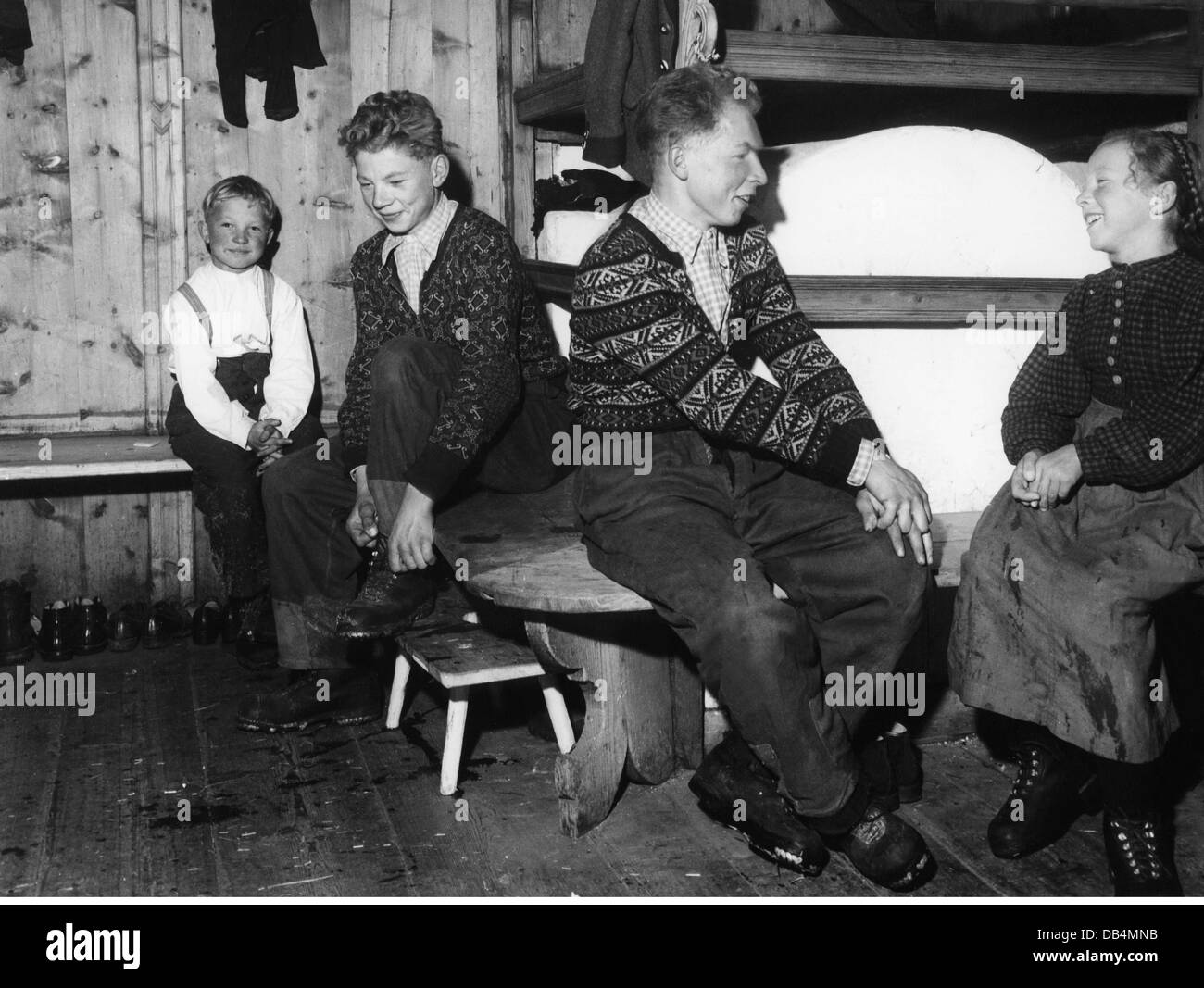 agriculture, agriculteur de montagne, enfants et adolescents dans le salon, années 1950, droits additionnels-Clearences-non disponible Banque D'Images