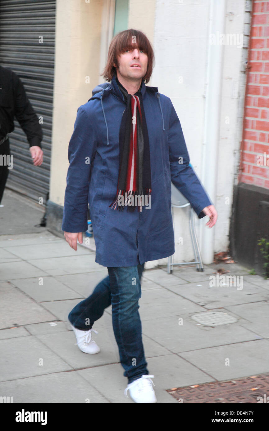 Liam Gallagher arrivant à la Belfast Ulster hall pour le concert de Beady Eye Belfast, en Irlande du Nord - 17.04.11 Banque D'Images