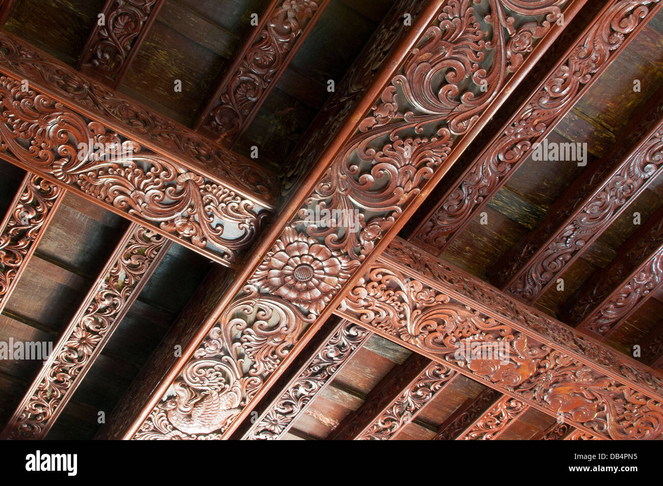 Sculptures sur bois plafond dessins floraux Banque D'Images