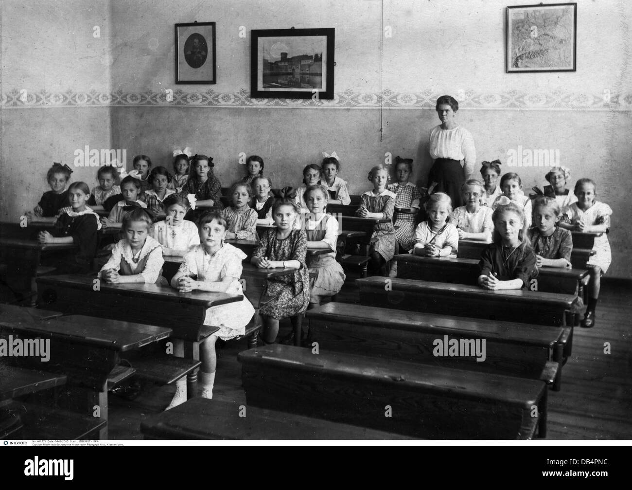 Éducation, image de groupe d'une classe de filles, fin du XIXe siècle, historique, historique, jeunes filles, écolières, bureau, bureaux, salle de classe, salle d'école, école, enseignant en arrière-plan, personnes, droits supplémentaires-Clearences-non disponible Banque D'Images