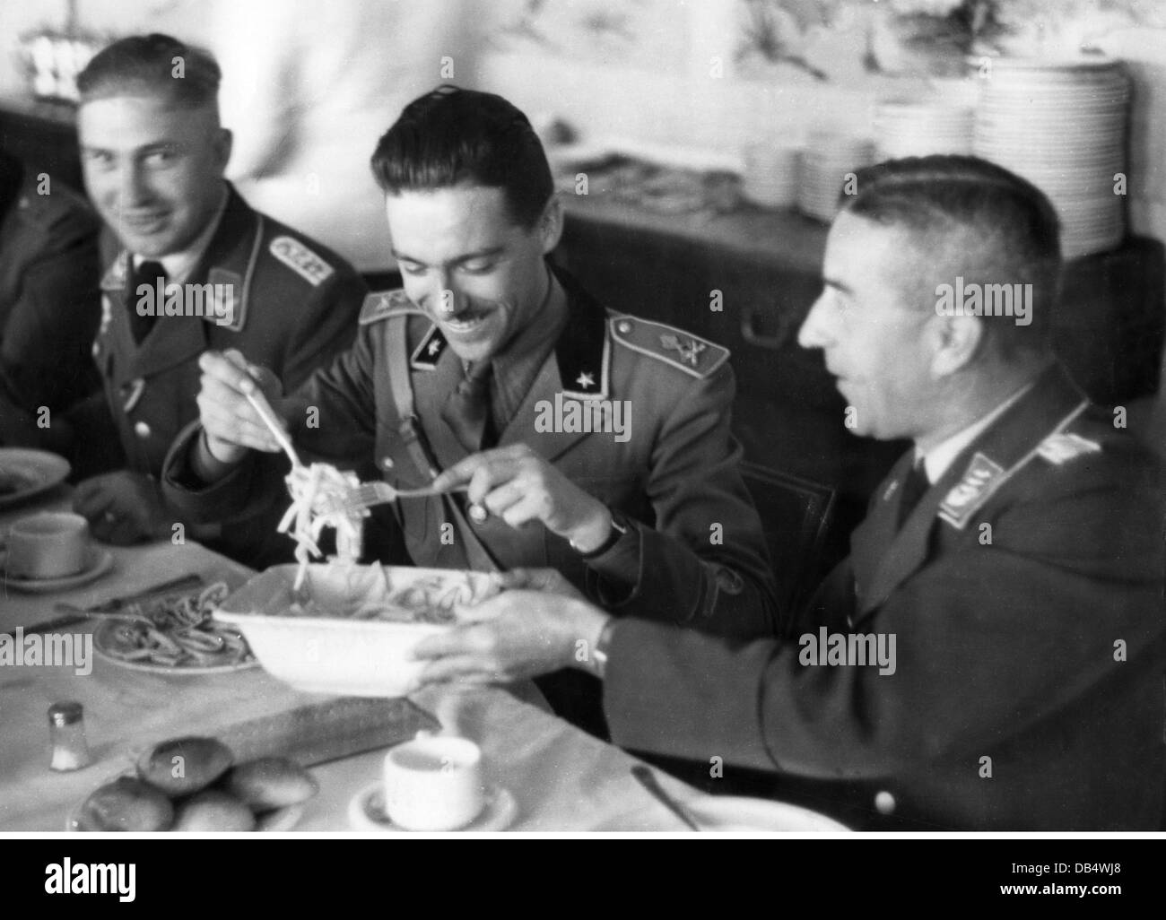 Nazisme / National socialisme, militaire, Wehrmacht, Luftwaffe, officier italien visitant une unité allemande de Luftwaffe, novembre 1941, déjeuner dans le mess des officiers, droits additionnels-Clearences-non disponible Banque D'Images