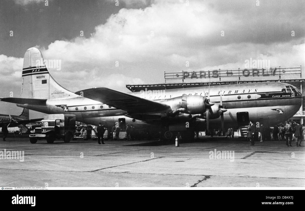 Transport / transport, aviation, avion passager, Boeing 377 'Statocruiser', compagnie aérienne PAA, décharge, pendant le spectacle aérien 'Salon de l'Aviation', Paris, aéroport d'Orly, 30.4.1949, droits supplémentaires-Clearences-non disponible Banque D'Images