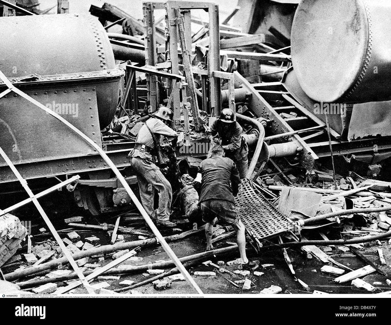 Catastrophes, explosions, société BASF, secouriste, récupérer la victime, Ludwigshafen, Allemagne, 28.7.1948, droits additionnels-Clearences-non disponible Banque D'Images