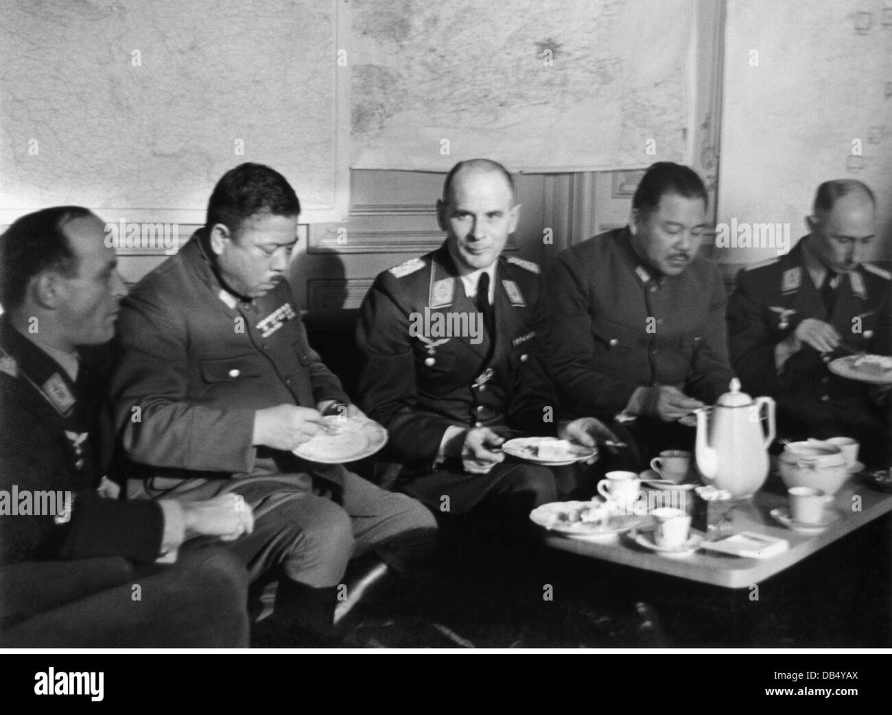 Nazisme / National socialisme, politique, Pacte tripartite, visite du général japonais Yamashita Tomoyuki au groupe II de la 53e aile bombardier allemande, région de Calais, France, décembre 1940, droits additionnels-Clearences-non disponible Banque D'Images