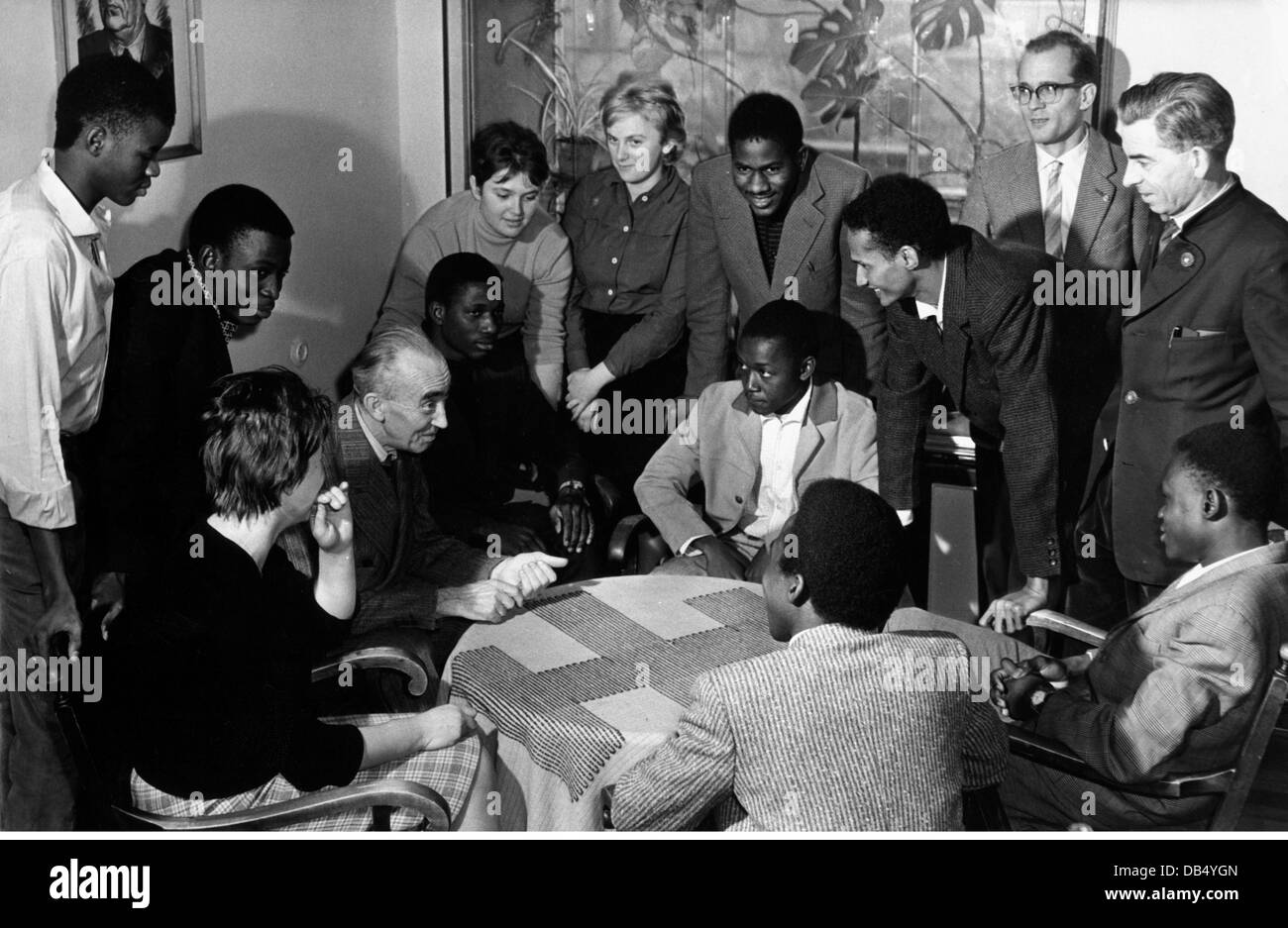 Géographie / Voyage, Allemagne de l'est, les gens, les étudiants du Mali avec leur professeur M. Ulbricht visite de l'école de médecine de Quedlinburg, district de Magdeburg, 7.12.1961, droits additionnels-Clearences-non disponible Banque D'Images