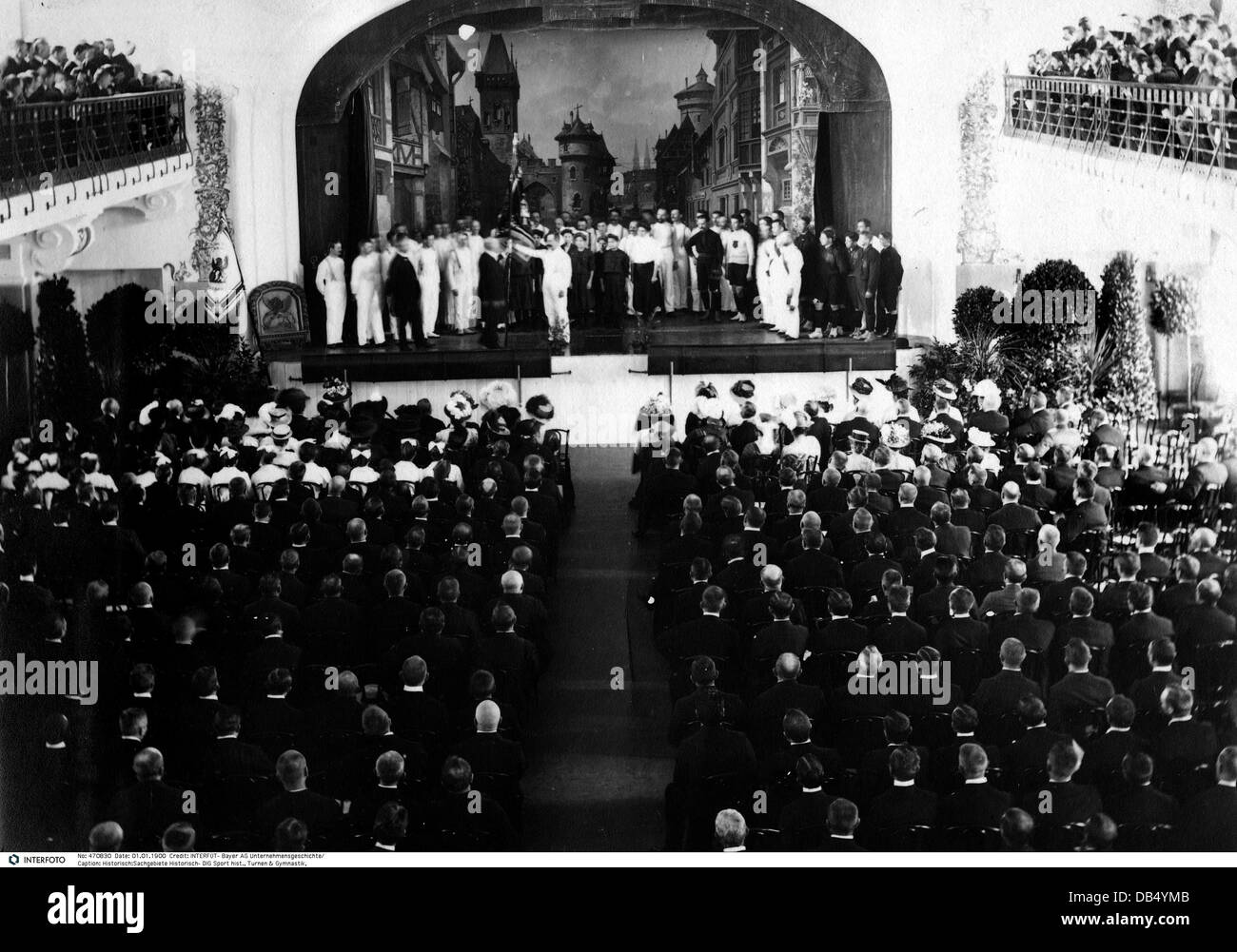 Sports, gymnastique, tus 04, Carl Duisberg donne le drapeau à l'ingénieur Ebel à l'inauguration du gymnase, 13.9.1908, 20e siècle, historique, historique, précurseur de SV Bayer 04 Leverkusen, assemblage, Erholungshaus, People, 1900, Additional-Rights-Clearences-not available Banque D'Images