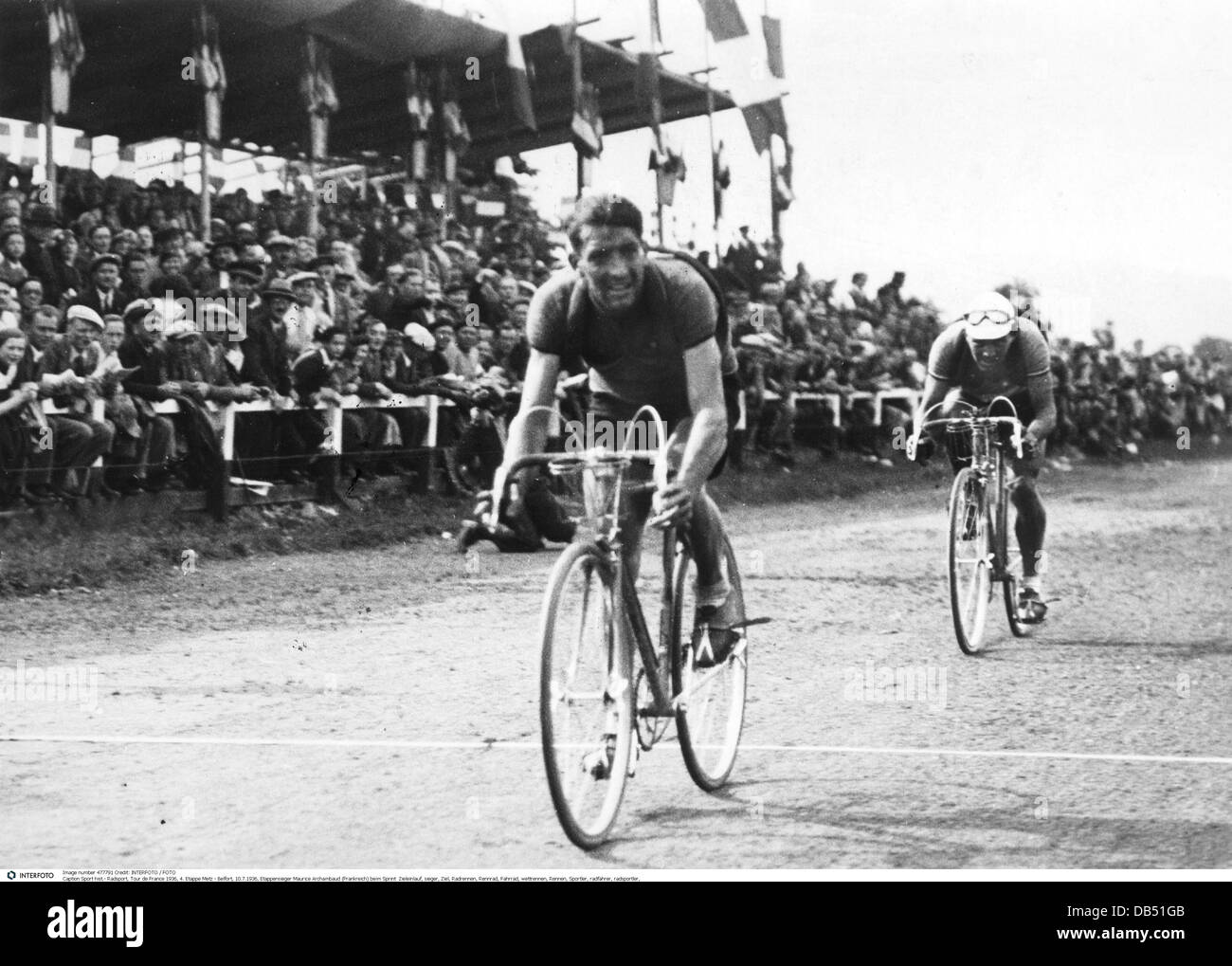 Sports, cyclisme, Tour de France 1936, étape 4, Metz - Belfort, vainqueur de la scène Maurice Archambaud (France) pendant le sprint, 10.7.1936, années 1930, 30s, 20e siècle, historique, historique, athlète, athlètes, cycliste, gagnant, gagnant, vainqueur, public, public, cycliste, Clearcycliste, vélo, vélo, sport de course, personnes, droits additionnels-courses-non disponible Banque D'Images