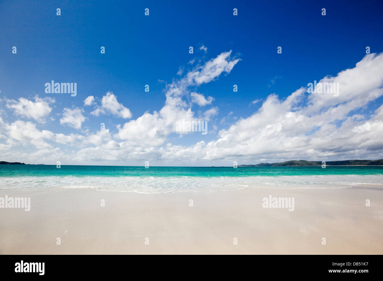 Sable blanc et des eaux cristallines de Whitehaven Beach. Parc national des îles Whitsundays, Whitsundays, Queensland, Australie Banque D'Images