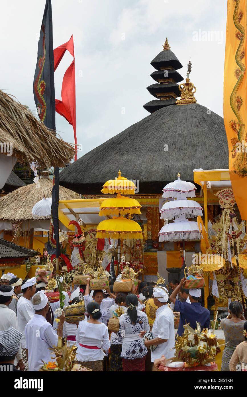 L'INDONÉSIE, Bali, l'Hindouisme cérémonie religieuse au temple Pura Besakih Banque D'Images