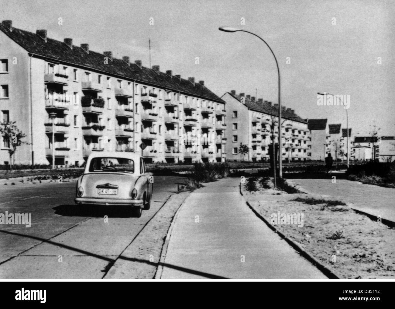 Géographie / Voyage, Allemagne, Allemagne de l'est, Brandebourg an der Havel, scènes de rue, voiture sur route conduite par la zone résidentielle nouvellement construite, années 1970, droits supplémentaires-Clearences-non disponible Banque D'Images