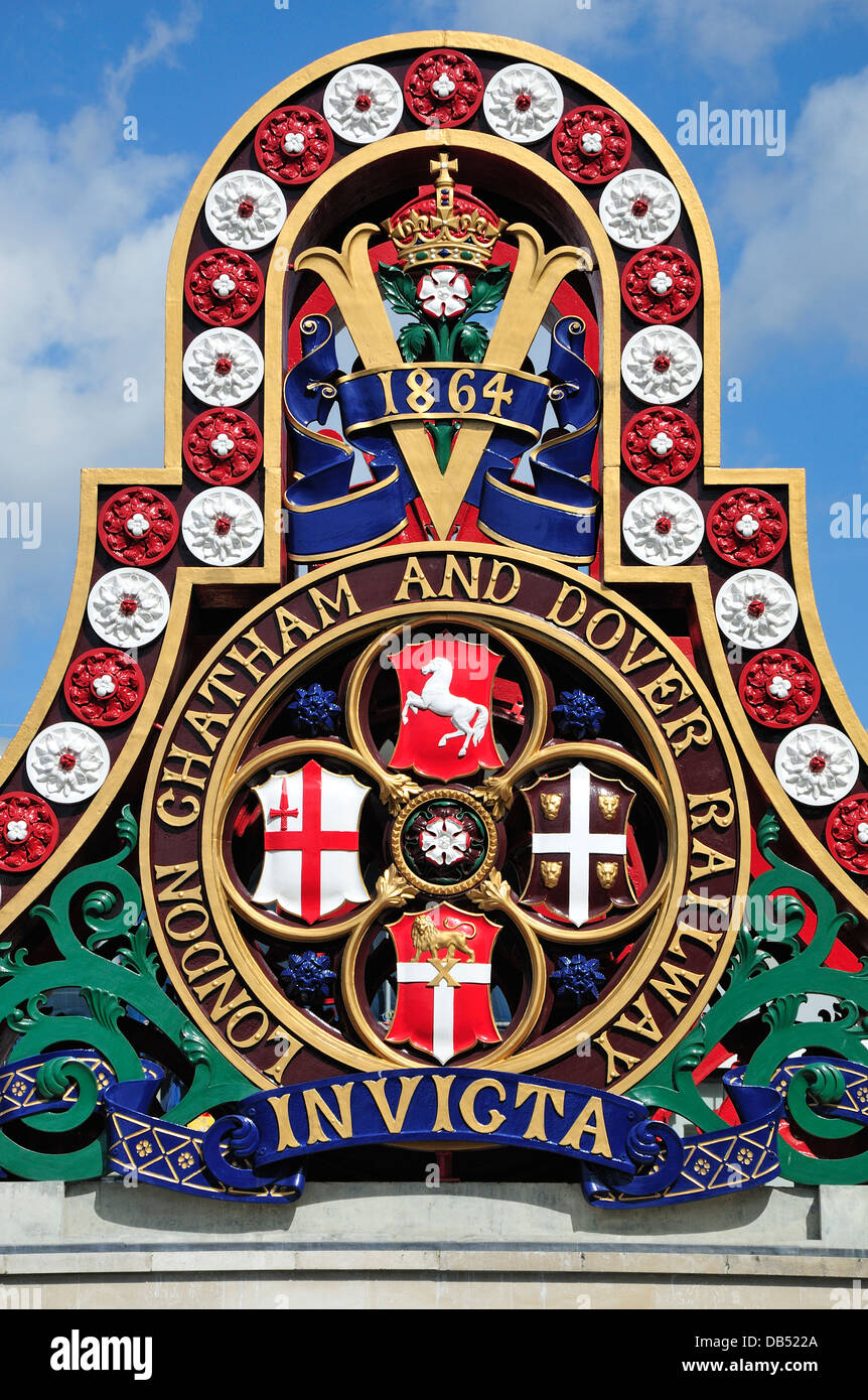 Londres, Angleterre, Royaume-Uni. Pont ferroviaire de Blackfriars. London, Chatham et Dover Railway logo - Invicta Banque D'Images