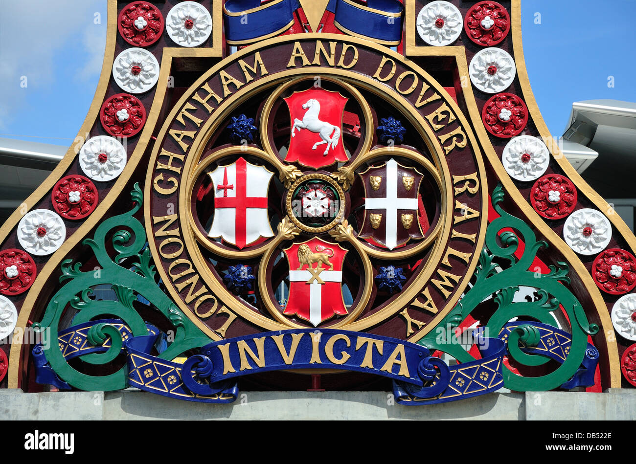 Londres, Angleterre, Royaume-Uni. Pont ferroviaire de Blackfriars. London, Chatham et Dover Railway logo - Invicta Banque D'Images