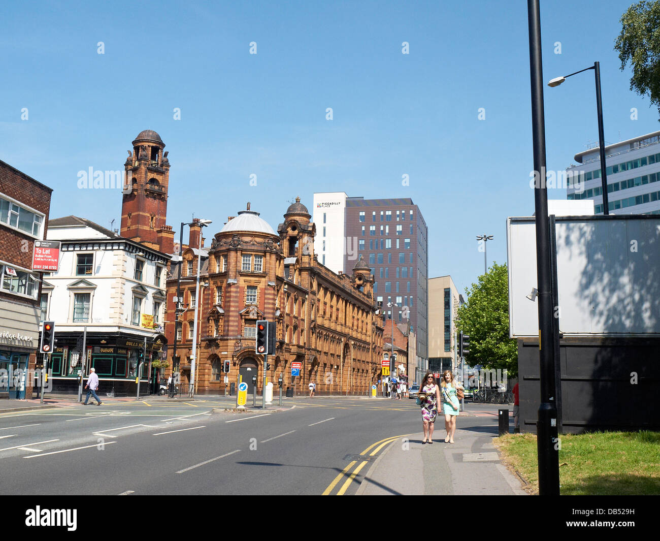 Route de Londres avec la caserne et Piccadilly Place dans la distance, Manchester UK Banque D'Images