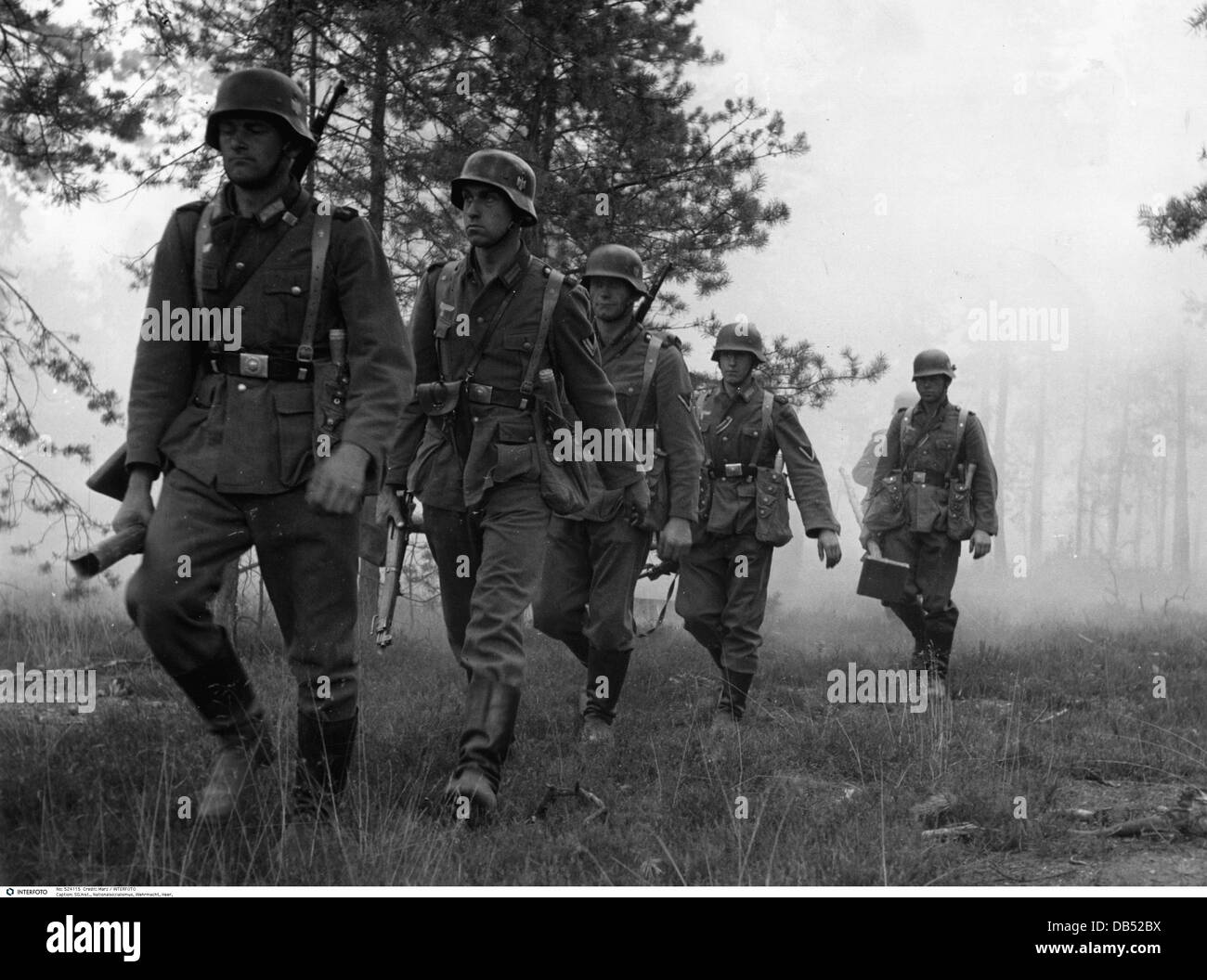 Nazisme / National socialisme, militaire, Wehrmacht, armée, formation, ingénieurs militaires, pionniers allemands d'assaut sur leur chemin vers un exercice de terrain, 15.8.1940, droits additionnels-Clearences-non disponible Banque D'Images