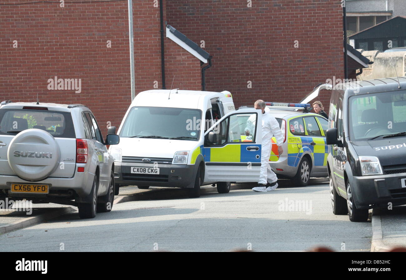 Les agents de police Forensic mener des enquêtes après qu'un homme a été laissé se battre pour sa vie à l'hôpital après avoir été agressés dans une maison à Penmaenmawr, le Pays de Galles le 20 avril 2011. La police et les ambulanciers ont été appelés à l'établissement à l'Llannerch y Mor Mercredi, en fin de nuit après que les rapports d'une perturbation. Ils ont trouvé un homme de 54 ans, qui n'a pas été nommé, avait subi de graves head Banque D'Images