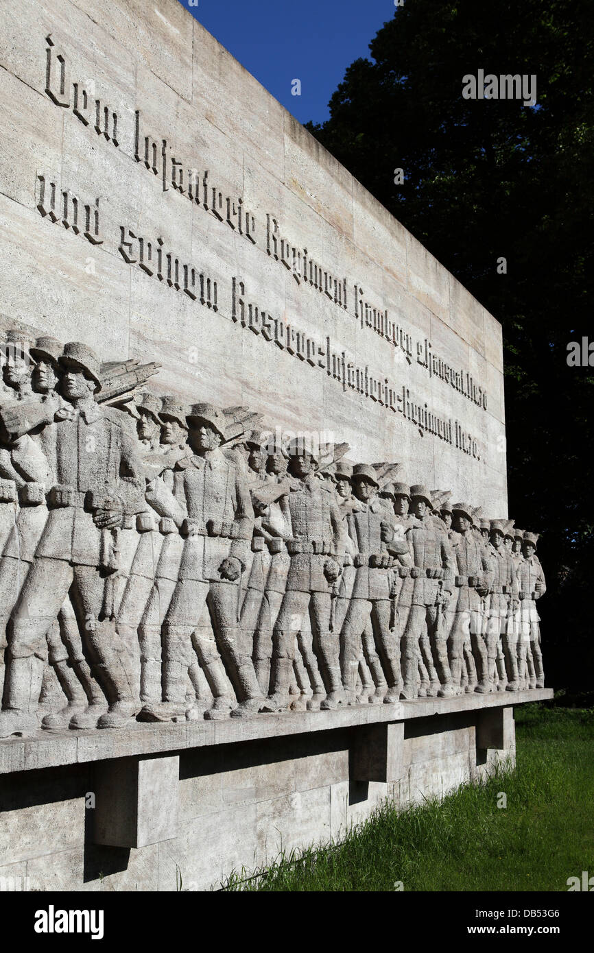Les chiffres bas-relief de soldats sur le monument aux morts à l'infanterie regiment 70 à Hambourg, Allemagne. Banque D'Images