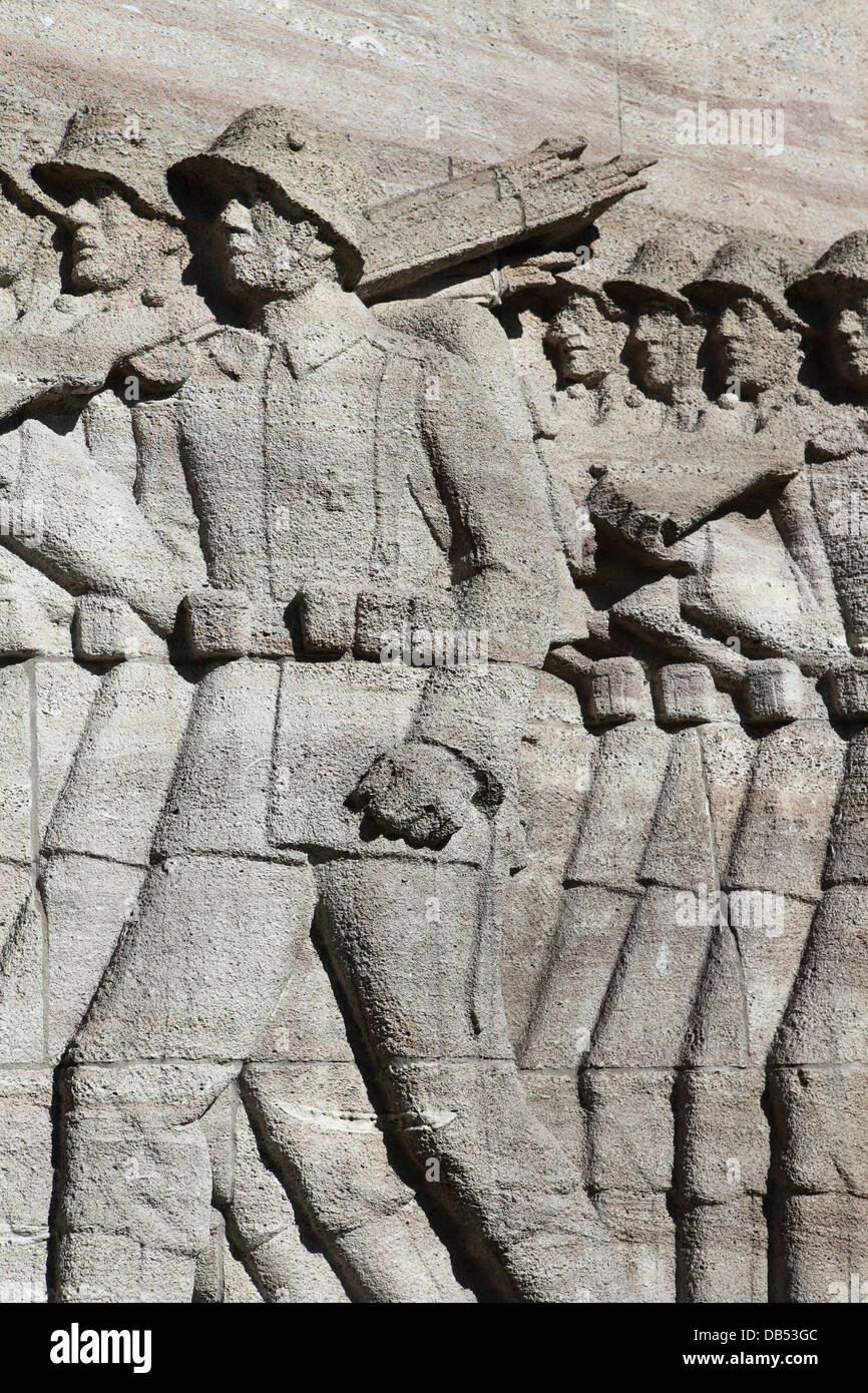 Les chiffres bas-relief de soldats sur le monument aux morts à l'infanterie regiment 70 à Hambourg, Allemagne. Banque D'Images