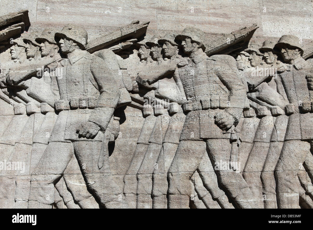 Les chiffres bas-relief de soldats sur le monument aux morts à l'infanterie regiment 70 à Hambourg, Allemagne. Banque D'Images