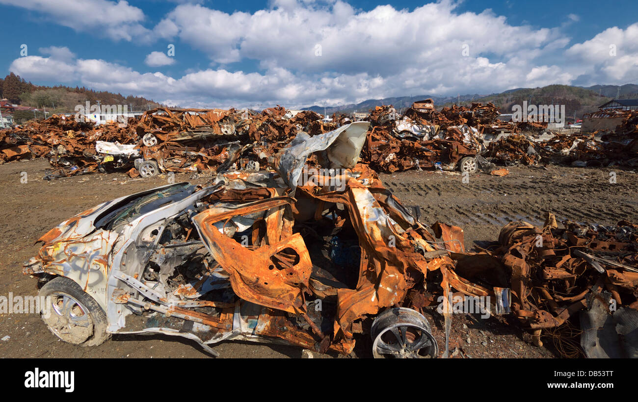 Véhicules empilés détruits par le séisme et le tsunami de Tohoku 2011 la rouille sous le soleil Banque D'Images