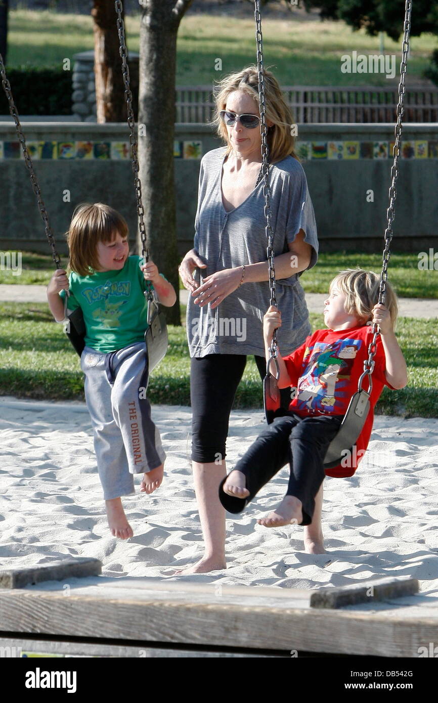 Sharon Stone pousse ses enfants Pierre Laird et Quinn pierre sur des balançoires dans un parc de Los Angeles, Californie - 23.04.11 Banque D'Images