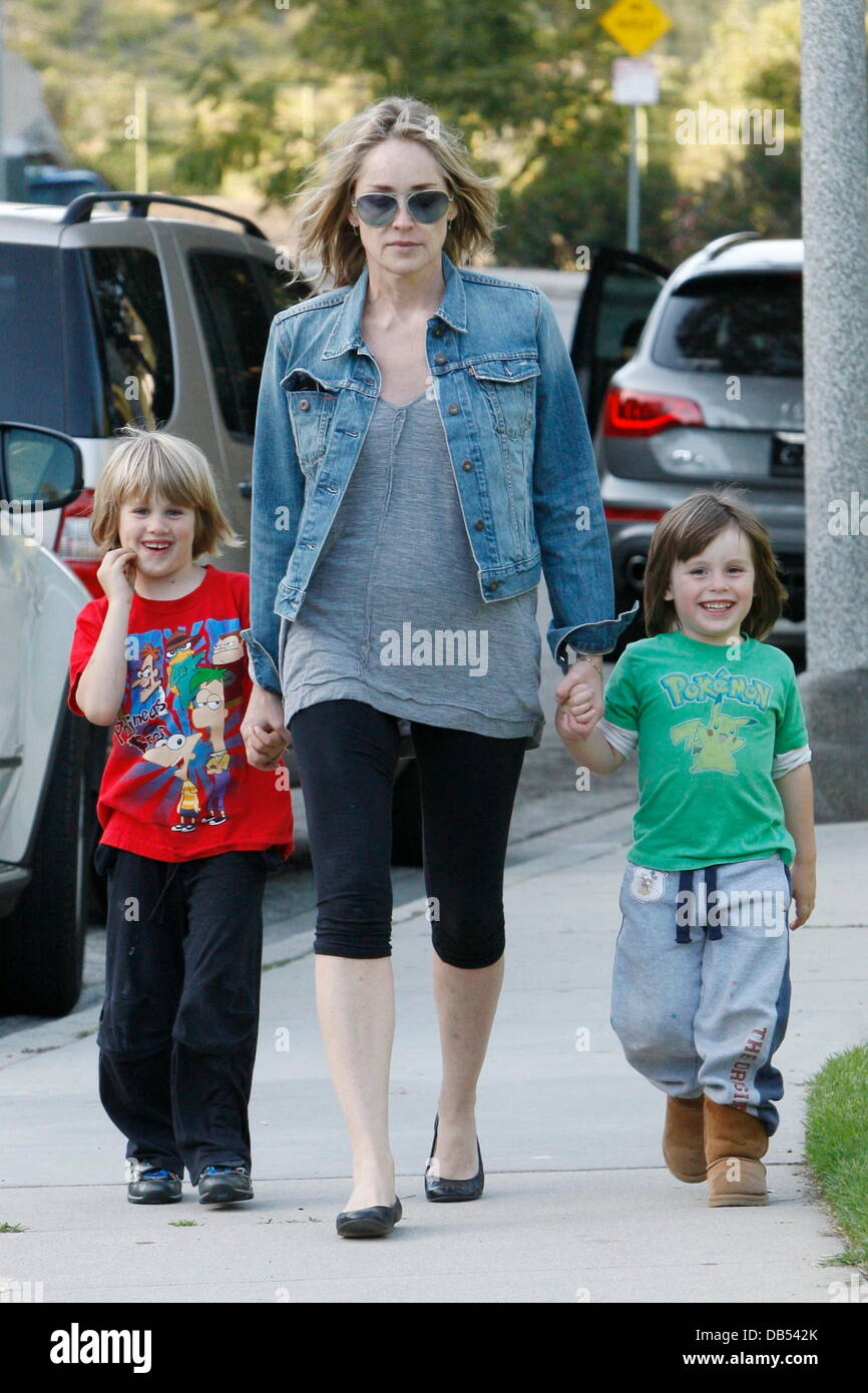 Sharon Stone en laissant un parc avec ses fils Pierre et Quinn Pierre Laird Beverly Hills, Californie - 23.04.11 Banque D'Images
