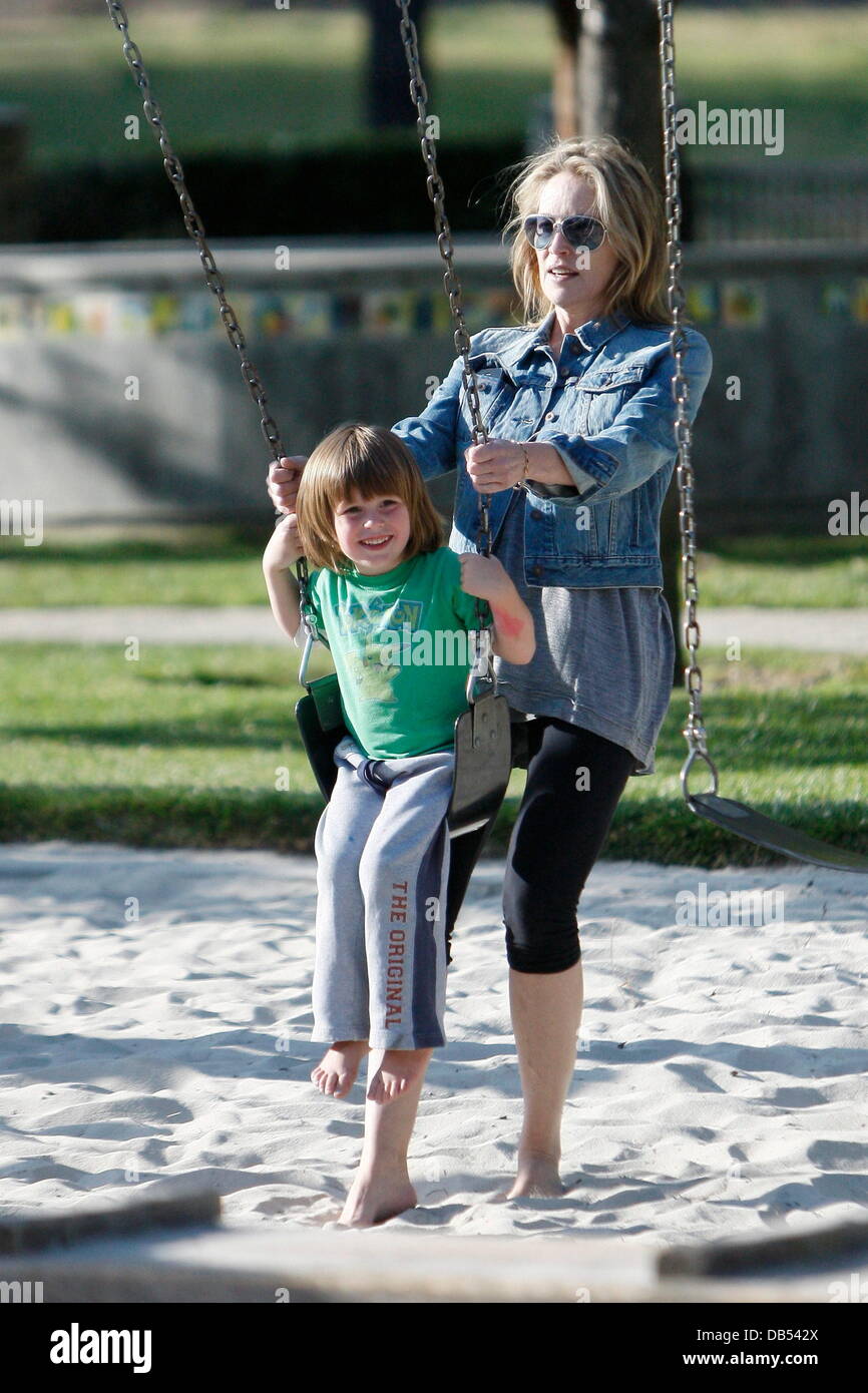 Sharon Stone pousse son fils, Laird Pierre sur une balançoire dans un parc à Los Angeles, Californie - 23.04.11 Banque D'Images