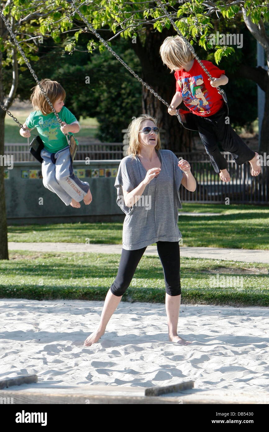 Sharon Stone pousse ses enfants Pierre Laird et Quinn pierre sur des balançoires dans un parc de Los Angeles, Californie - 23.04.11 Banque D'Images