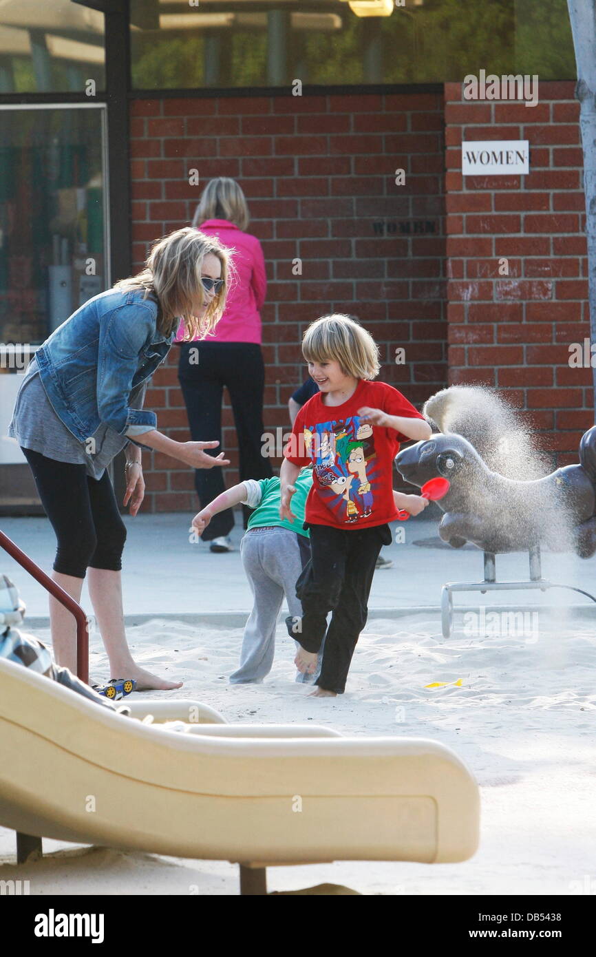 Sharon Stone joue avec ses enfants Pierre Laird et Quinn Stone dans un parc à Los Angeles, Californie - 23.04.11 Banque D'Images