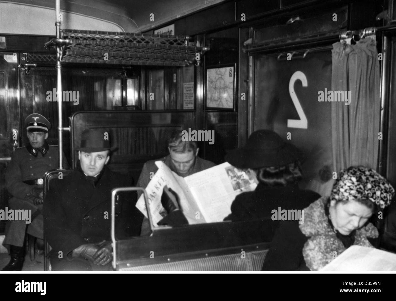 Evénements, Seconde Guerre mondiale / Seconde Guerre mondiale, Allemagne, la vie quotidienne dans la guerre, les employés sur un train de banlieue, sur leur chemin au bureau, Berlin, 1942, droits supplémentaires-Clearences-non disponible Banque D'Images