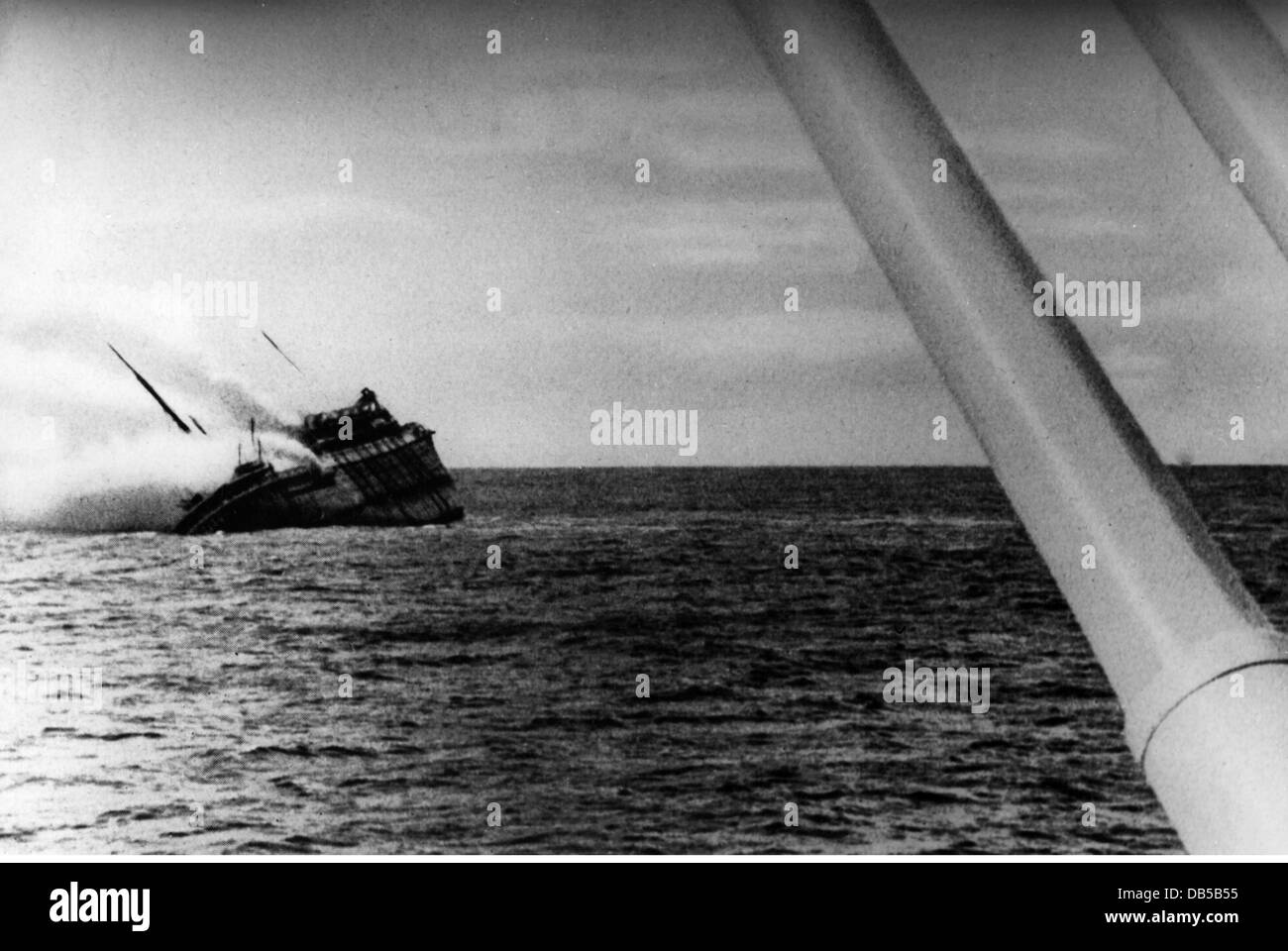 Evénements, Seconde Guerre mondiale / Seconde Guerre mondiale, Norvège, naufrage du transport de troupes britannique 'Orama' par le croiseur lourd allemand 'Admiral Hipper', 4.6.1940, droits supplémentaires-Clearences-non disponible Banque D'Images